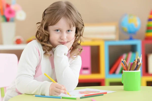 鉛筆で描いている女の子 — ストック写真