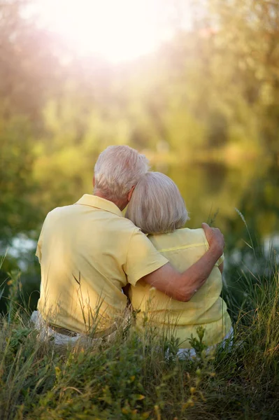 Amar Pareja Ancianos Posando Cerca Del Lago Verano —  Fotos de Stock