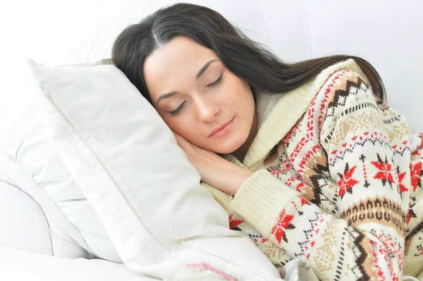 Mujer durmiendo en sofá — Foto de Stock