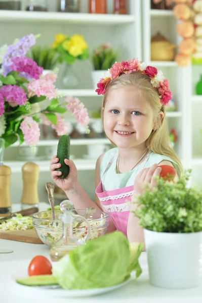 Cute Dziewczynka Trzymając Warzyw Przygotowanie Sałatka Kuchni — Zdjęcie stockowe