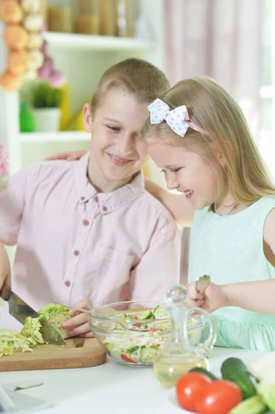 Mignon Petit Frère Soeur Prearing Salade Ensemble Cuisine — Photo