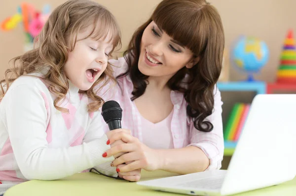 Cute girl using laptop — Stock Photo, Image