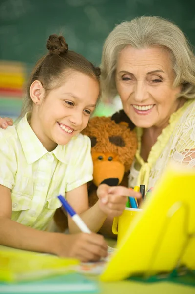 Mormor Med Söt Liten Flicka Göra Läxor Tillsammans — Stockfoto