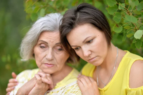 Madre e hija adulta — Foto de Stock