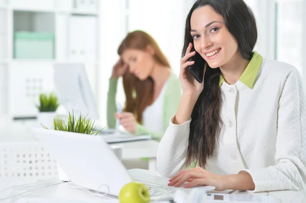 Zwei junge Geschäftsfrauen — Stockfoto