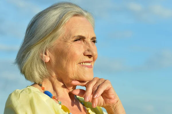 Gelukkig Oudere Vrouw Poseren Tegen Blauwe Lucht — Stockfoto