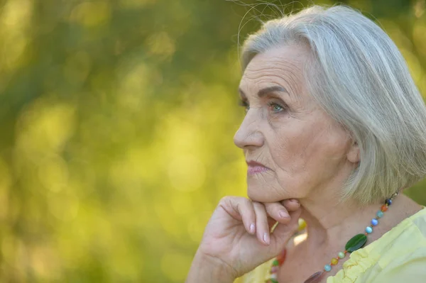 Retrato Bela Mulher Idosa Triste Parque Verão — Fotografia de Stock