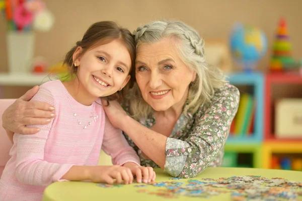 Grootmoeder verzamelen puzzel — Stockfoto