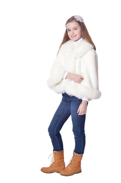 毛皮コートのポーズが白い背景で隔離の幸せな少女 — ストック写真