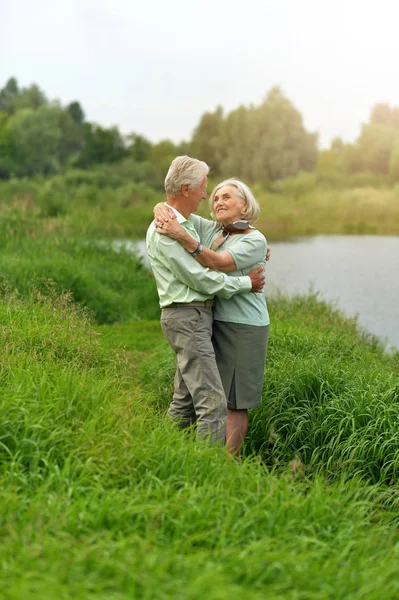 Amare Coppia Anziana Ballare Vicino Lago Estate — Foto Stock