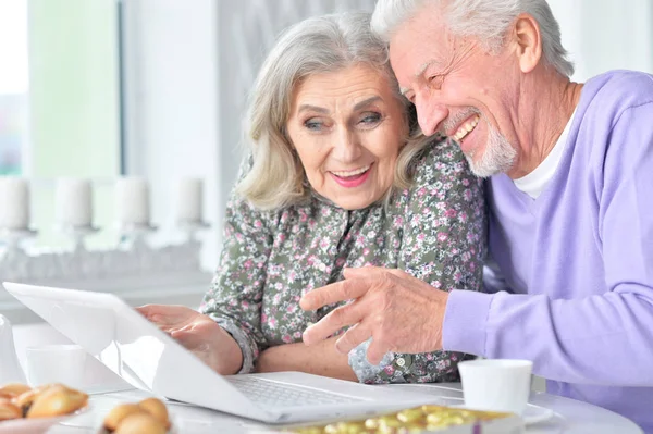 Feliz Pareja Ancianos Utilizando Ordenador Portátil Casa —  Fotos de Stock