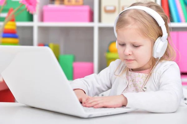 Menina bonito com laptop — Fotografia de Stock