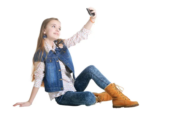 Šťastná Holčička Džínách Mluví Selfie Izolovaných Bílém Pozadí — Stock fotografie