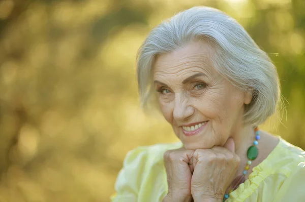 Bella Donna Anziana Posa All Aperto — Foto Stock