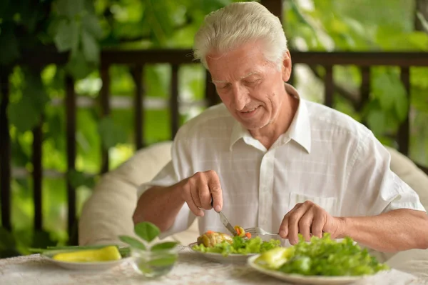 Porträtt Stilig Senior Man Äta Hälsosam Frukost Utomhus — Stockfoto