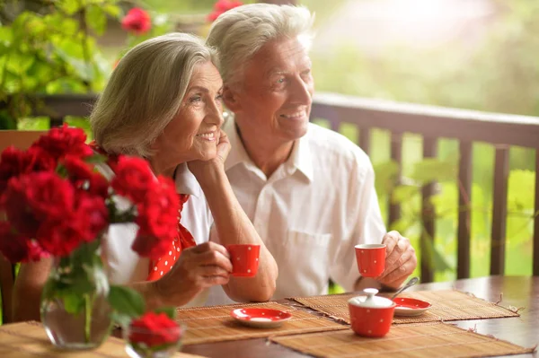 Gelukkige Senior Paar Drinken Koffie Thuis — Stockfoto