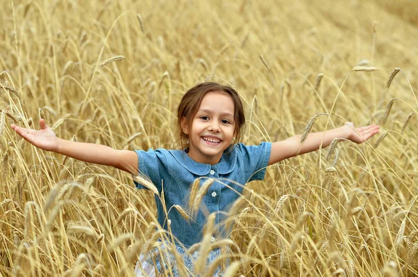 Niedliches Kleines Mädchen Weizenfeld — Stockfoto