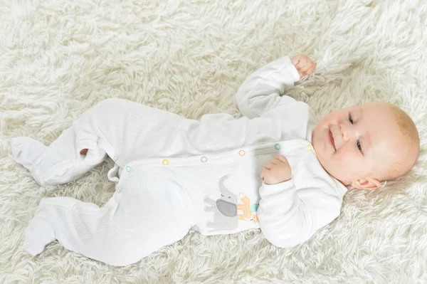 Niedliche Schöne Baby Junge Auf Dem Bett — Stockfoto