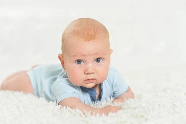 Mignon Beau Bébé Garçon Sur Lit — Photo