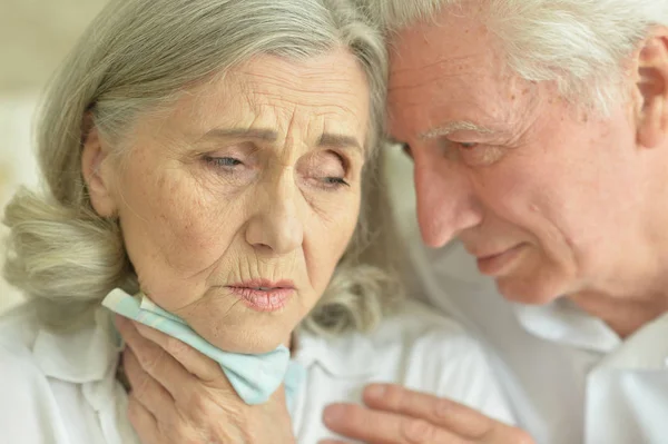 Man holding hand on cheek — Stock Photo, Image