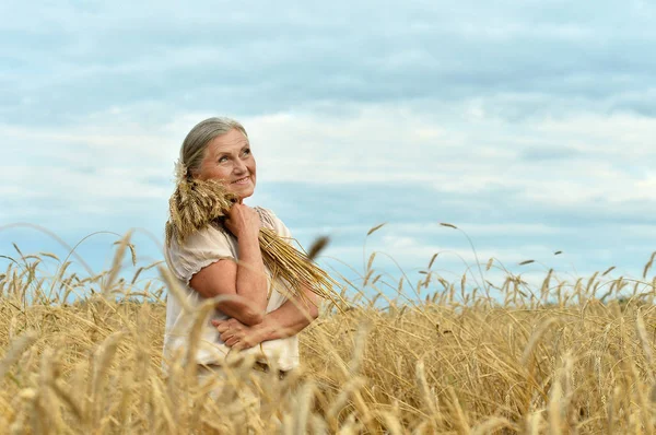 Seniorin im Sommerfeld — Stockfoto