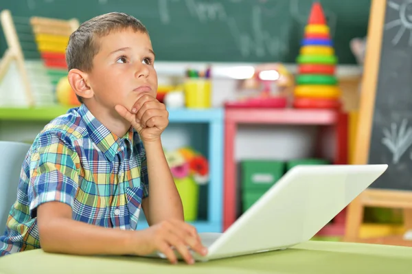 Kleine jongen met behulp van laptop — Stockfoto