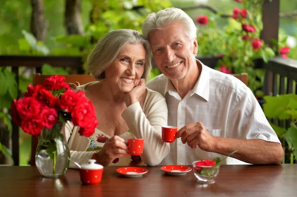 Felice Coppia Anziana Bere Caffè Casa — Foto Stock