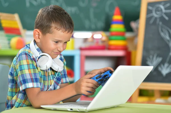 使用便携式计算机的小男孩 — 图库照片