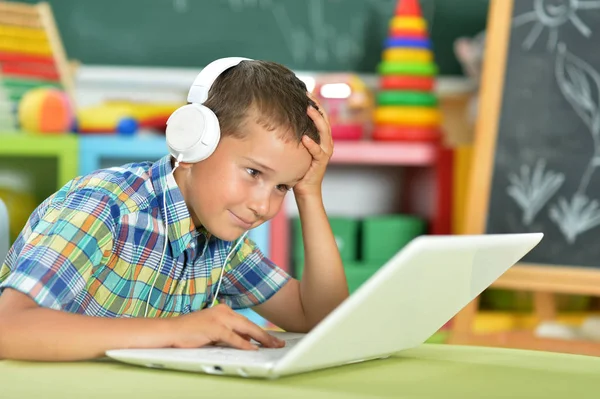 Kleine jongen met behulp van laptop — Stockfoto