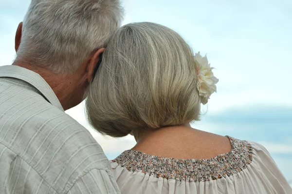 Casal sênior em campo de trigo — Fotografia de Stock