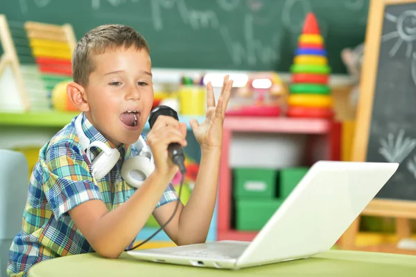 Chłopak śpiewa karaoke — Zdjęcie stockowe