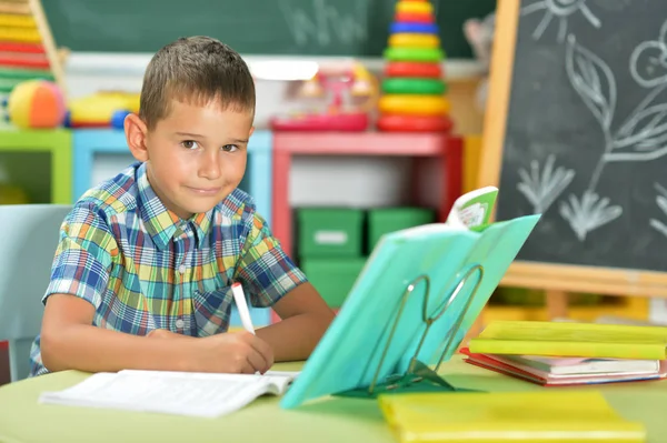 Jeune Garçon Faisant Ses Devoirs Classe — Photo