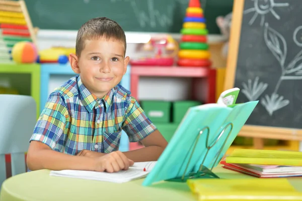 Ung Pojke Göra Läxor Klassrummet — Stockfoto