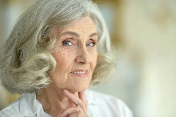 Gros Plan Ortrait Belle Femme Âgée Posant Maison — Photo