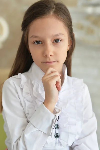 Emocional Niña Blusa Blanca Posando Casa — Foto de Stock