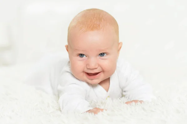 Niedliche Schöne Baby Junge Auf Dem Bett — Stockfoto