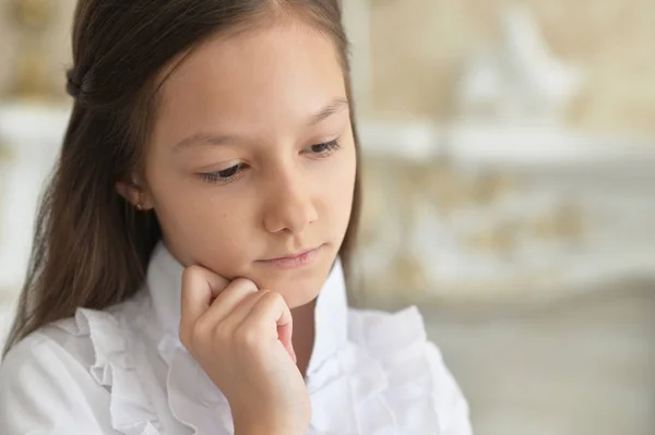 Känslomässig Liten Flicka Vit Blus Poserar Hemma — Stockfoto