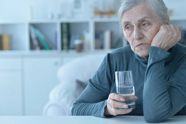 Närbild Porträtt Ledsen Äldre Kvinna Med Glas Vatten — Stockfoto