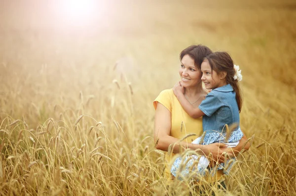 Mor och dotter på fältet — Stockfoto