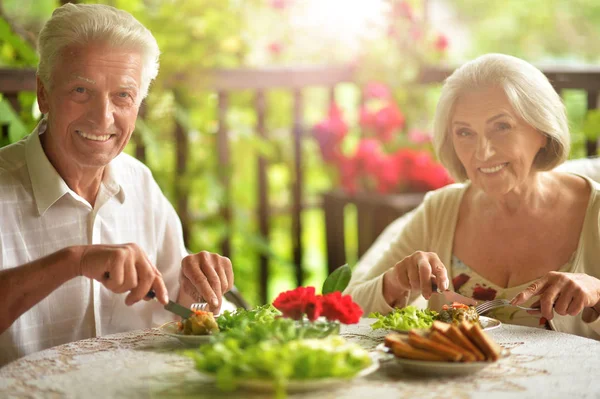 Glückliches Senior Paar Beim Abendessen — Stockfoto