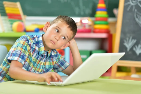 Kleiner Junge mit Laptop — Stockfoto