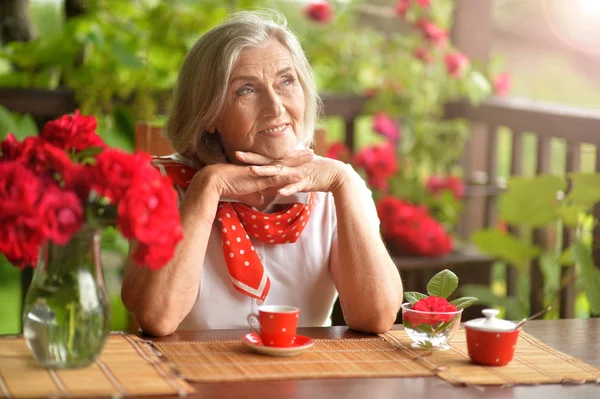 Retrato Una Anciana Feliz Tomando Café — Foto de Stock