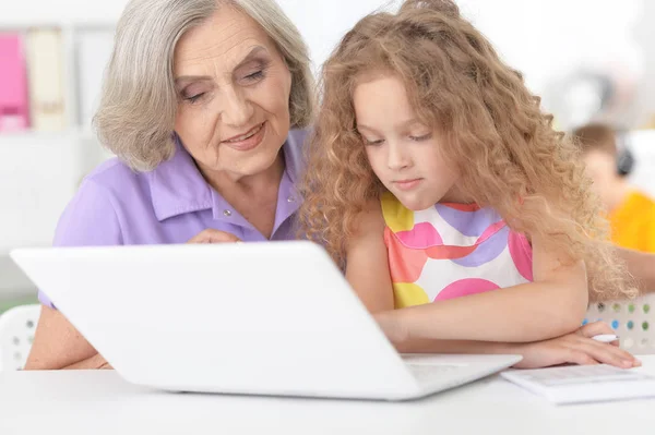 Oma en dochter met behulp van laptop — Stockfoto