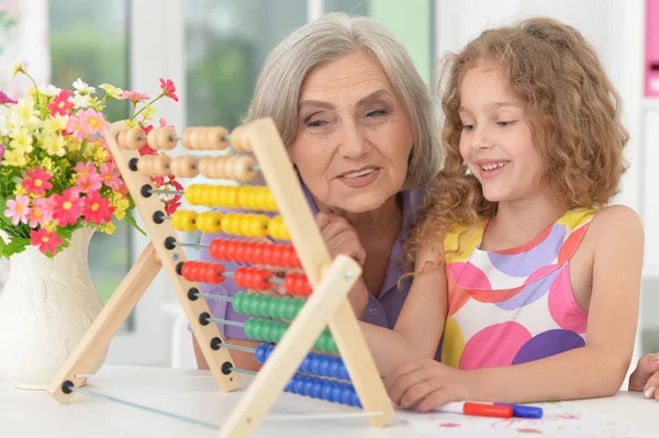 Süße Lockige Schulmädchen Lernen Mit Großmutter Ihrem Zimmer — Stockfoto