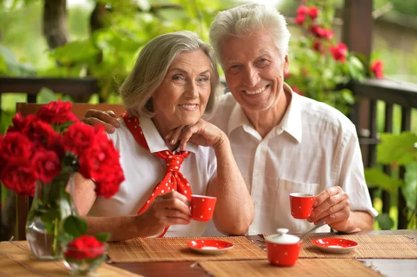 Feliz Pareja Ancianos Bebiendo Café Casa —  Fotos de Stock