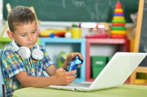 Маленький хлопчик використовує ноутбук — стокове фото