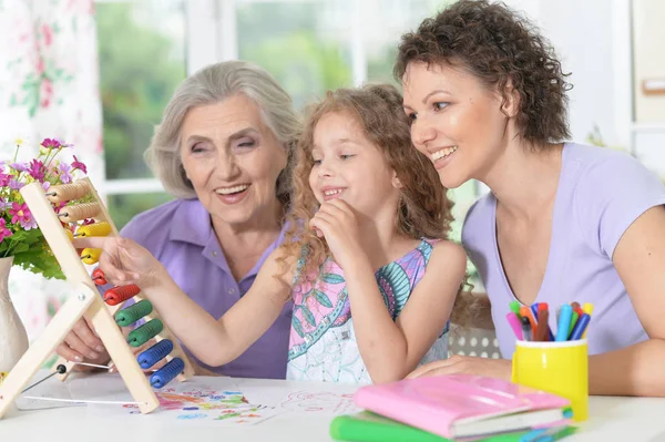 Família feliz fazendo lição de casa — Fotografia de Stock