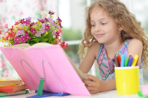 Schattig Krullend Schoolmeisje Huiswerk Haar Kamer — Stockfoto