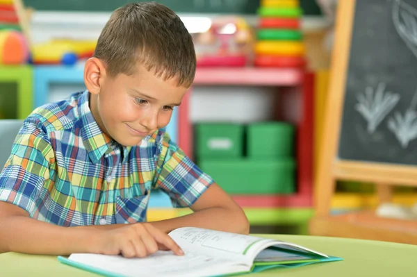 Ung Pojke Läser Bok Klassrummet — Stockfoto