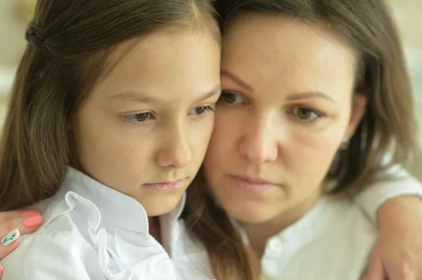 Primer Plano Retrato Mujer Triste Niña Abrazándose —  Fotos de Stock